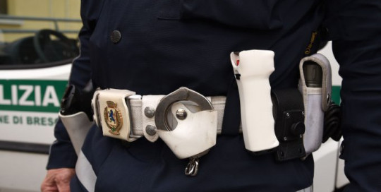 pistola al peperoncino per la polizia locale