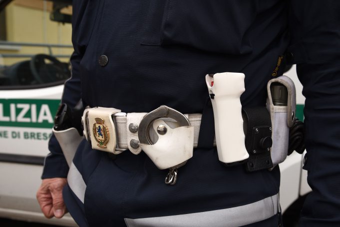 pistola al peperoncino per la polizia locale